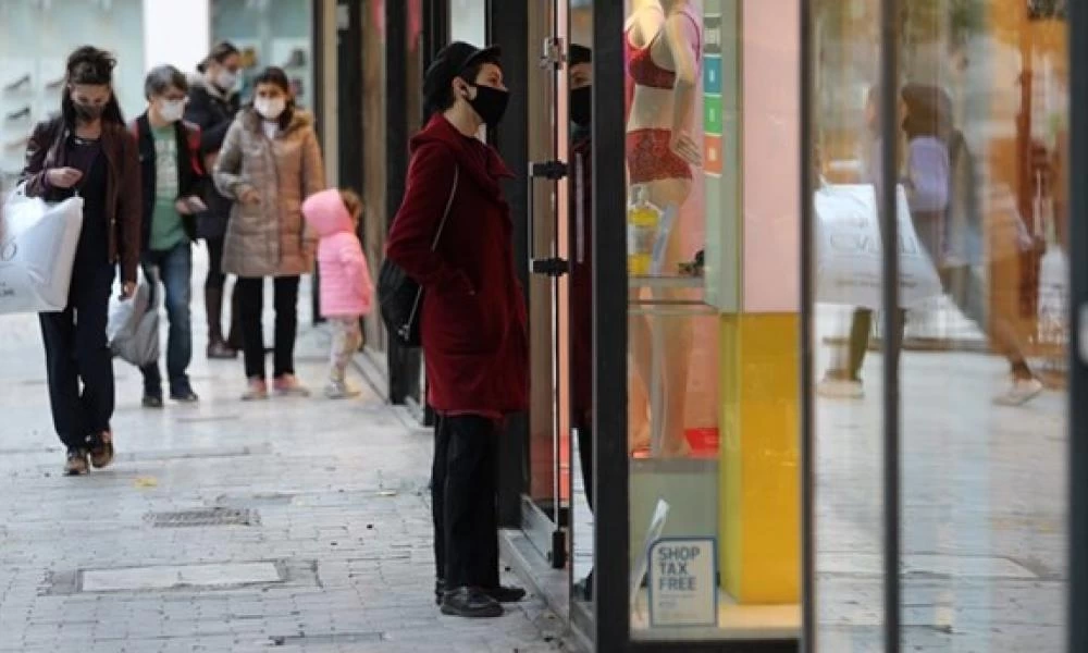 «Ξεχύθηκαν» στους δρόμους οι Λαρισαίοι για ψώνια και βόλτες